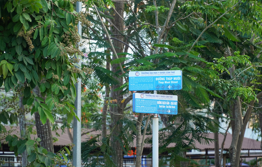 Những con đường mang địa danh gắn liền với vùng đất, kèm theo thông tin thuyết minh.