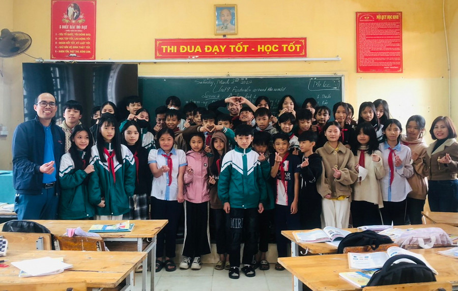 Thầy Lê Văn Văn và học sinh lớp 7B, Trường THCS Đông An (huyện Văn Yên, Yên Bái). Ảnh: NTCC