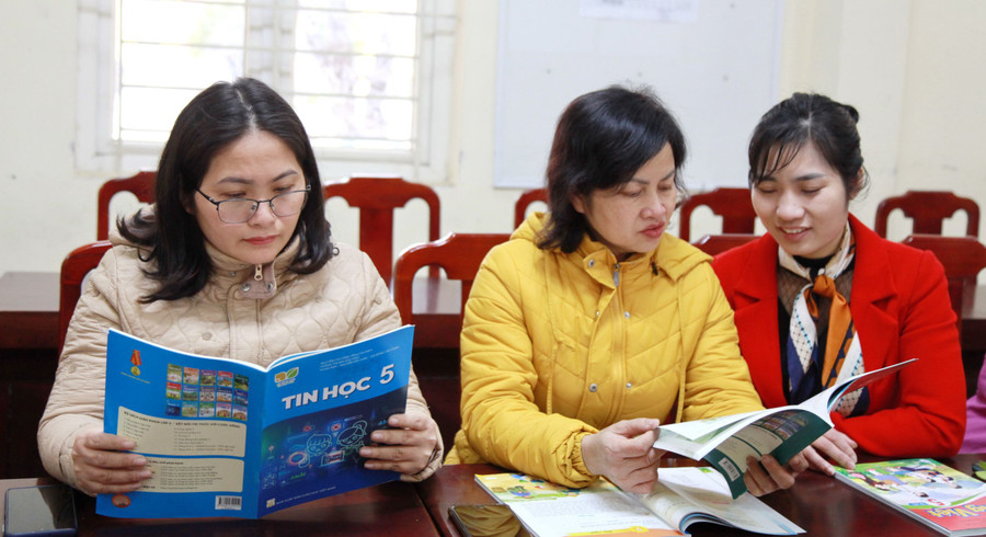 Giáo viên Trường Tiểu học Mê Linh (Mê Linh, Hà Nội) chọn SGK. Ảnh: Vân Anh