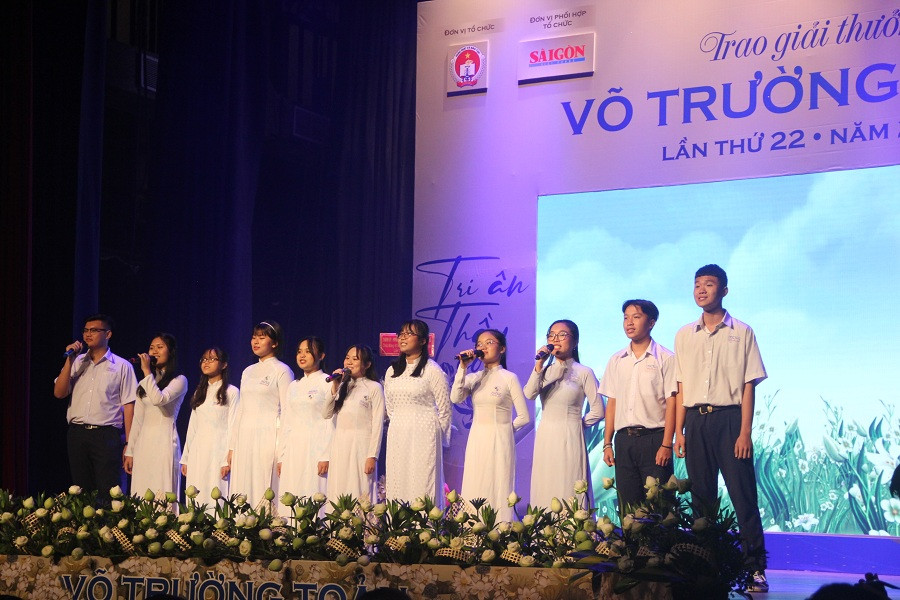 Tiết mục văn nghệ của học sinh Trường THPT Chuyên Lê Hồng Phong tại lễ trao giải