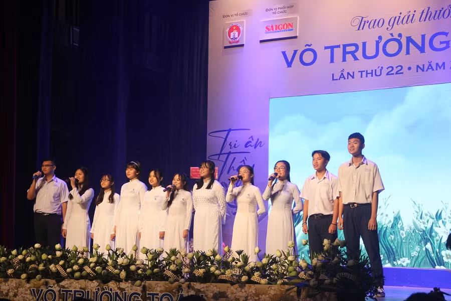 Tiết mục văn nghệ của học sinh Trường THPT Chuyên Lê Hồng Phong tại lễ trao giải Tiết mục văn nghệ của học sinh Trường THPT Chuyên Lê Hồng Phong tại lễ trao giải