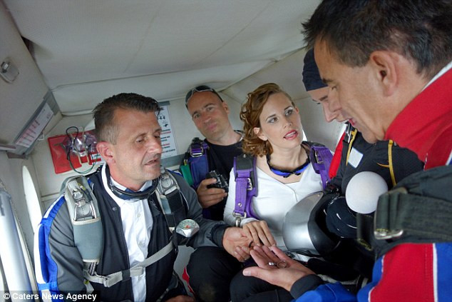 Cặp đôi trao nhẫn cưới ở độ cao 4.800m 1