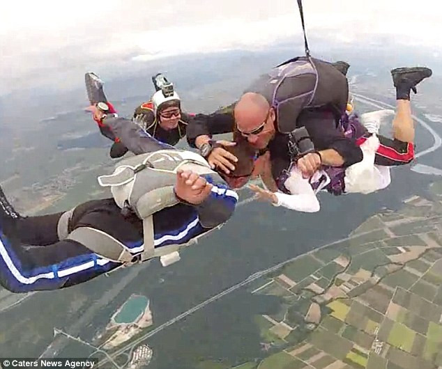 Cặp đôi trao nhẫn cưới ở độ cao 4.800m 4