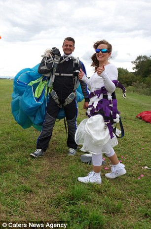 Cặp đôi trao nhẫn cưới ở độ cao 4.800m 6