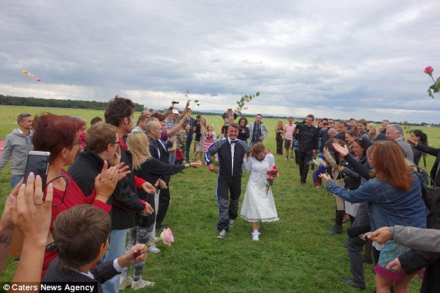 Cặp đôi trao nhẫn cưới ở độ cao 4.800m 5