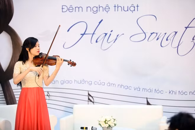 Cây đàn violin có dây vĩ làm từ tóc xuất hiện trong đêm nghệ thuật Hair Sonata – Khi tóc nàng hát.