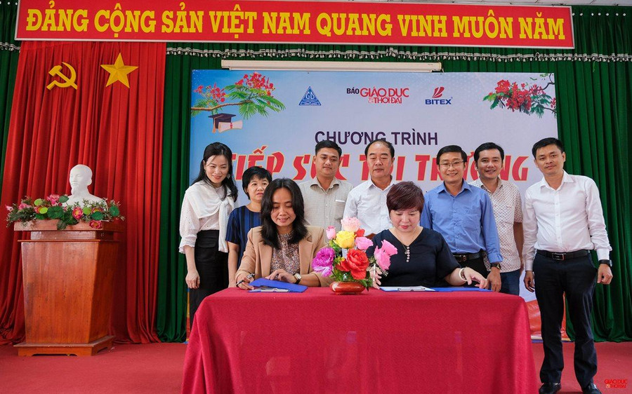 Nhà báo Dương Thanh Hương, Phó Tổng biên tập Báo GD&amp;TĐ cùng bà Nguyễn Thị Ngọc Hà, Phó Giám đốc Sở GD&amp;ĐT Vĩnh Long ký kết thỏa thuận hợp tác truyền thông.