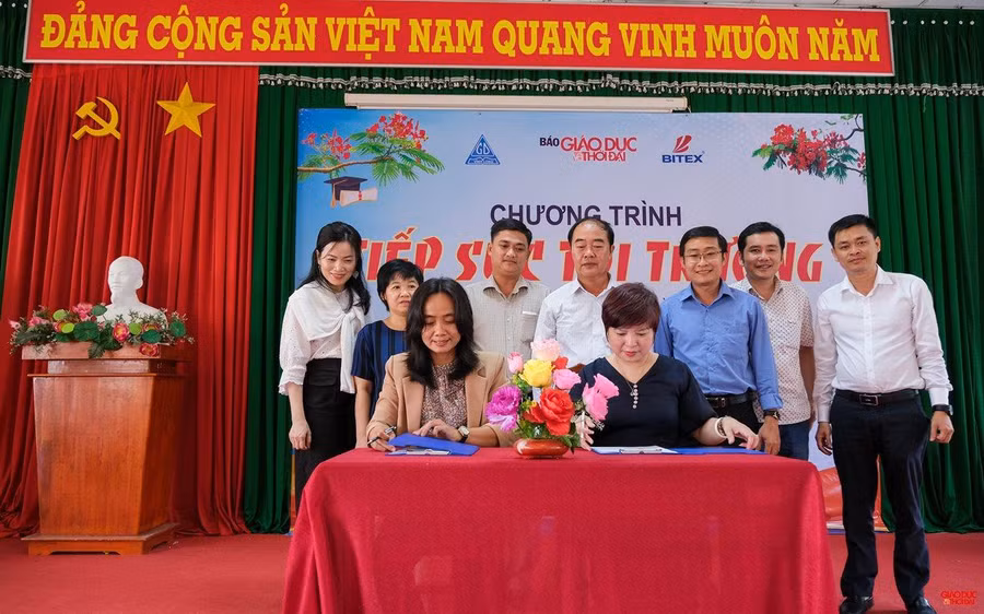 Nhà báo Dương Thanh Hương, Phó Tổng biên tập Báo GD&amp;TĐ cùng bà Nguyễn Thị Ngọc Hà, Phó Giám đốc Sở GD&amp;ĐT Vĩnh Long ký kết thỏa thuận hợp tác truyền thông.