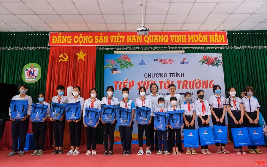 Ông Trần Thế Vinh, Giám đốc khối Phát triển Giáo dục; Ông Nguyễn Duy Linh, Trưởng phòng Marketing Công ty Cổ phần xuất nhập khẩu Bình Tây (Bitex) tặng quà cho học sinh.