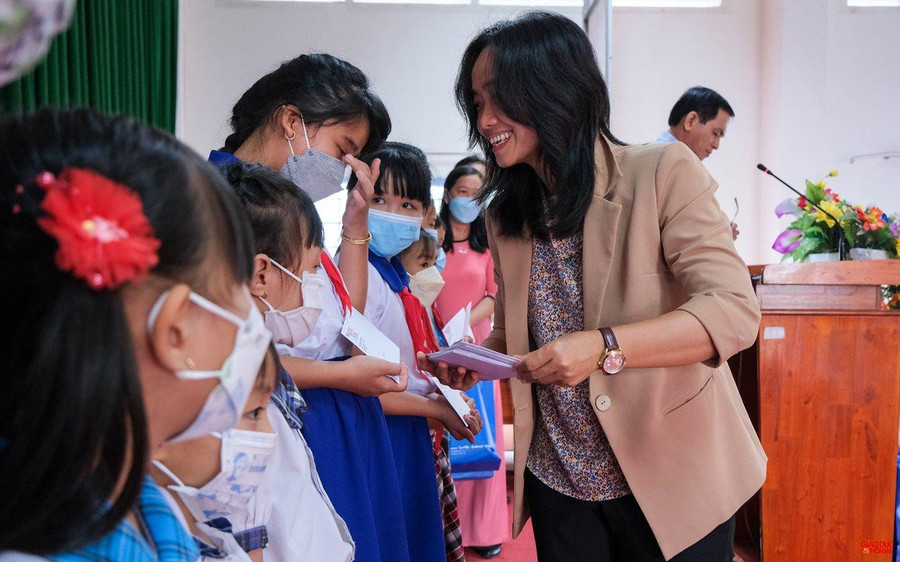 Bà Nguyễn Thị Ngọc Hà, Phó Giám đốc Sở GD&amp;ĐT Vĩnh Long trao học bổng cho học sinh.