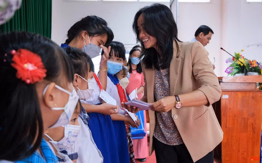 Bà Nguyễn Thị Ngọc Hà, Phó Giám đốc Sở GD&amp;ĐT Vĩnh Long trao học bổng cho học sinh.