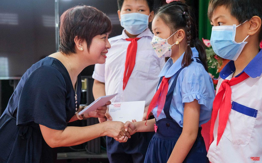 Nhà báo Dương Thanh Hương, Phó Tổng biên tập Báo GD&amp;TĐ trao học bổng cho các em học sinh.