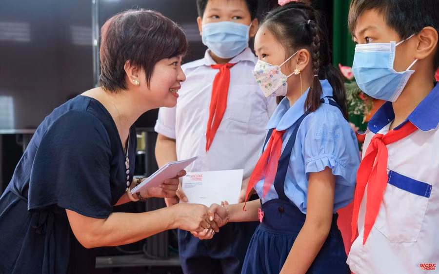 Nhà báo Dương Thanh Hương, Phó Tổng biên tập Báo GD&amp;TĐ trao học bổng cho các em học sinh.