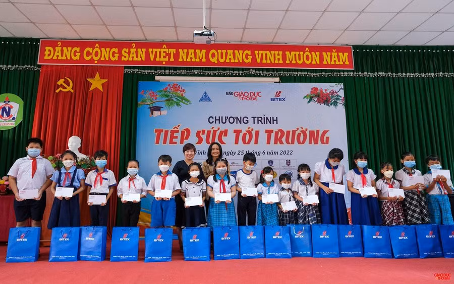 Nhà báo Dương Thanh Hương, Phó Tổng biên tập Báo GD&TĐ cùng bà Nguyễn Thị Ngọc Hà, Phó Giám đốc Sở GD&ĐT Vĩnh Long trao học bổng, quà cho học sinh.