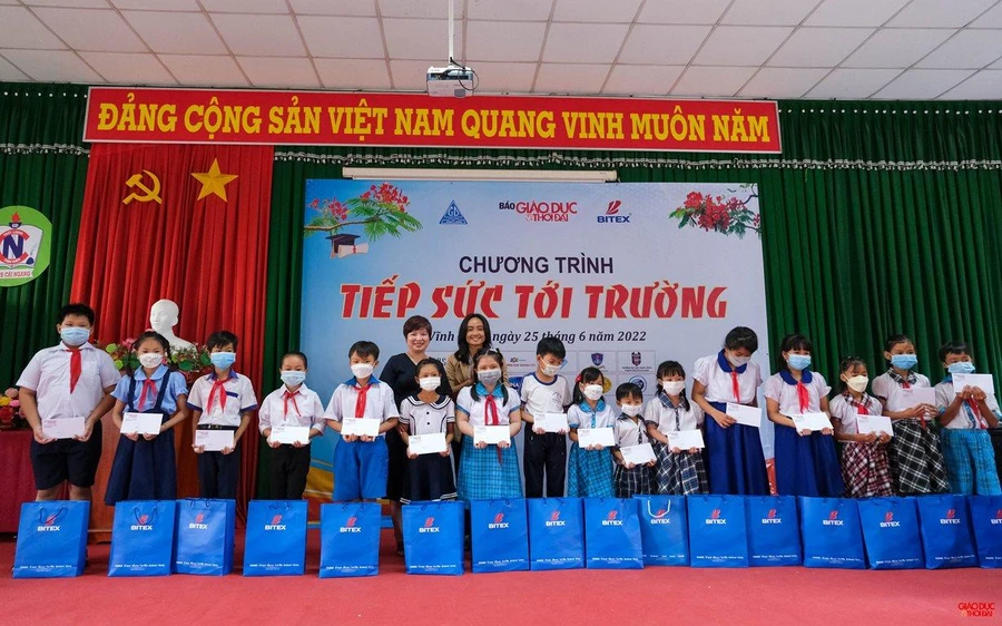 Nhà báo Dương Thanh Hương, Phó Tổng biên tập Báo GD&TĐ cùng bà Nguyễn Thị Ngọc Hà, Phó Giám đốc Sở GD&ĐT Vĩnh Long trao học bổng, quà cho học sinh.