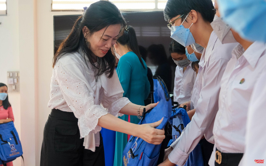 Bà Đặng Thị Ngọc Quyên, đại diện Trường ĐH Anh Quốc Việt Nam trao quà cho học sinh.