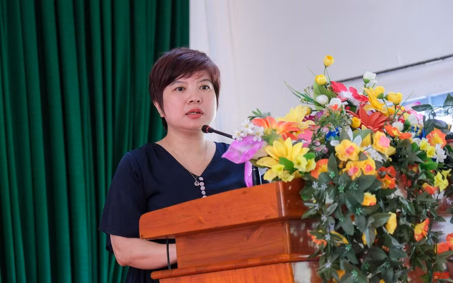 Nhà báo Dương Thanh Hương, Phó Tổng biên tập Báo GD&amp;TĐ phát biểu tại lễ trao quà.