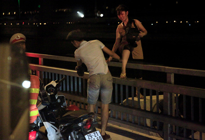 hình ảnh lạ, cầu Nhật Tân, nam thanh nữ tú, Hà thành, hóng gió, thành cầu hình ảnh lạ, cầu Nhật Tân, nam thanh nữ tú, Hà thành, hóng gió, thành cầu