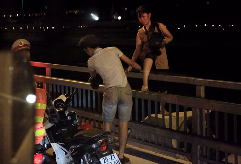 hình ảnh lạ, cầu Nhật Tân, nam thanh nữ tú, Hà thành, hóng gió, thành cầu