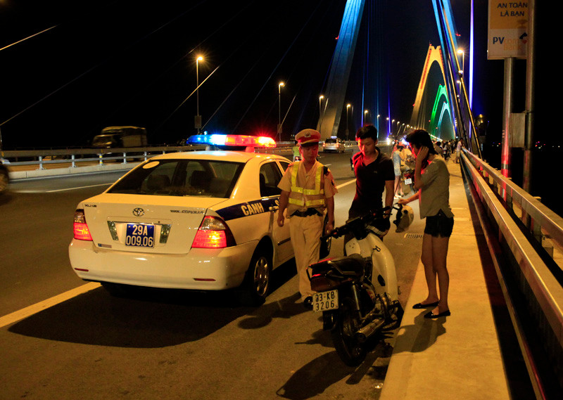 hình ảnh lạ, cầu Nhật Tân, nam thanh nữ tú, Hà thành, hóng gió, thành cầu hình ảnh lạ, cầu Nhật Tân, nam thanh nữ tú, Hà thành, hóng gió, thành cầu