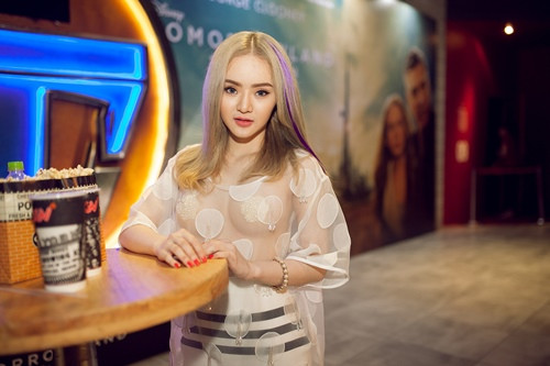 Em gái Angela Phương Trinh diện áo xuyên thấu đi xem phim - 7