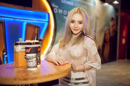 Em gái Angela Phương Trinh diện áo xuyên thấu đi xem phim - 8