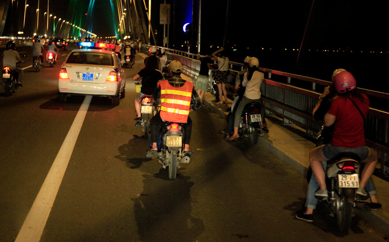 hình ảnh lạ, cầu Nhật Tân, nam thanh nữ tú, Hà thành, hóng gió, thành cầu