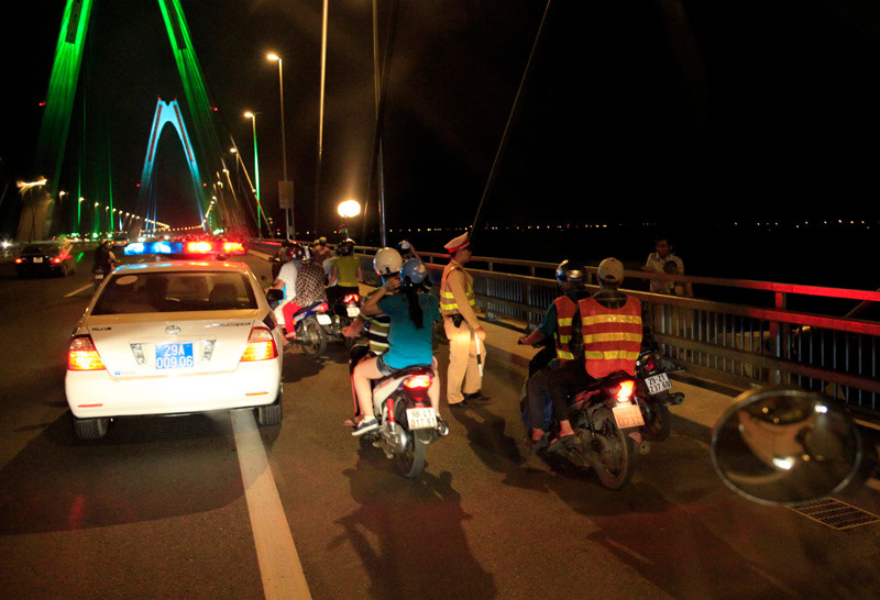 hình ảnh lạ, cầu Nhật Tân, nam thanh nữ tú, Hà thành, hóng gió, thành cầu hình ảnh lạ, cầu Nhật Tân, nam thanh nữ tú, Hà thành, hóng gió, thành cầu