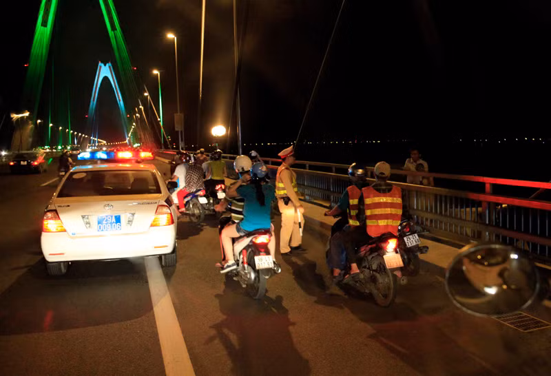 hình ảnh lạ, cầu Nhật Tân, nam thanh nữ tú, Hà thành, hóng gió, thành cầu