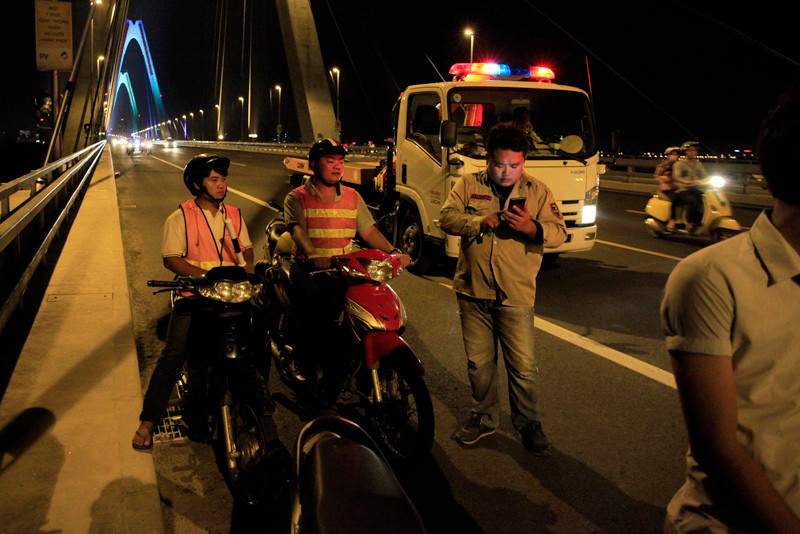 hình ảnh lạ, cầu Nhật Tân, nam thanh nữ tú, Hà thành, hóng gió, thành cầu hình ảnh lạ, cầu Nhật Tân, nam thanh nữ tú, Hà thành, hóng gió, thành cầu