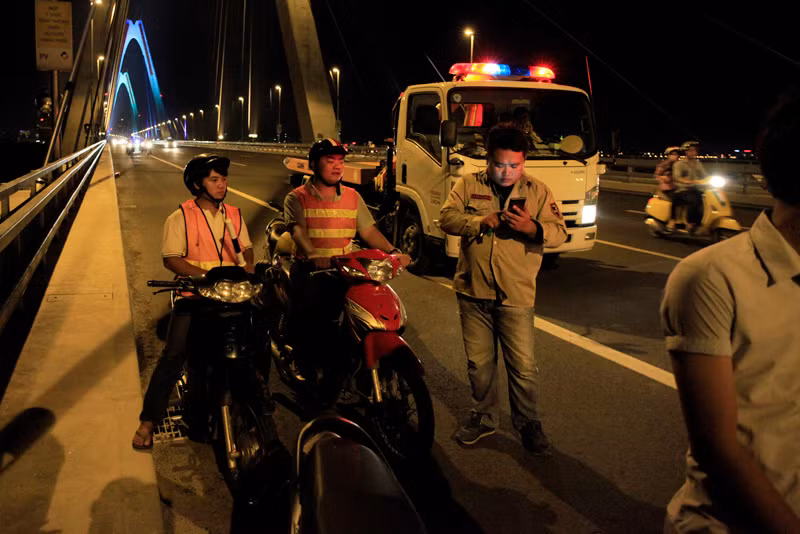 hình ảnh lạ, cầu Nhật Tân, nam thanh nữ tú, Hà thành, hóng gió, thành cầu