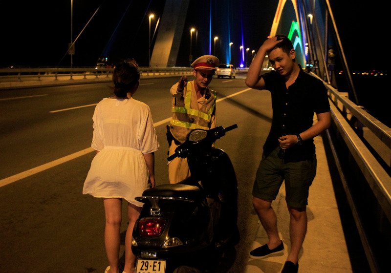 hình ảnh lạ, cầu Nhật Tân, nam thanh nữ tú, Hà thành, hóng gió, thành cầu hình ảnh lạ, cầu Nhật Tân, nam thanh nữ tú, Hà thành, hóng gió, thành cầu