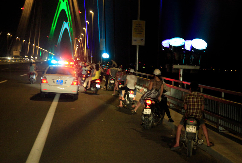 hình ảnh lạ, cầu Nhật Tân, nam thanh nữ tú, Hà thành, hóng gió, thành cầu hình ảnh lạ, cầu Nhật Tân, nam thanh nữ tú, Hà thành, hóng gió, thành cầu