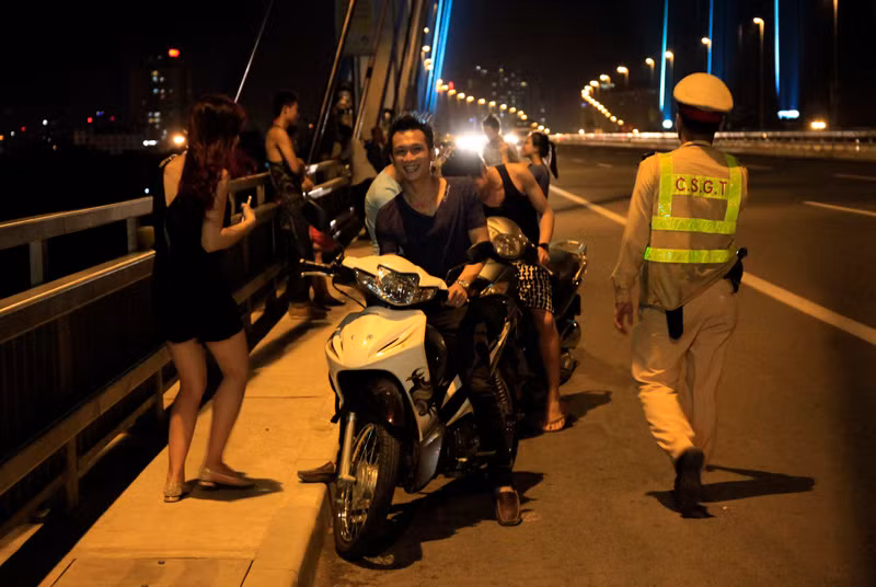 hình ảnh lạ, cầu Nhật Tân, nam thanh nữ tú, Hà thành, hóng gió, thành cầu