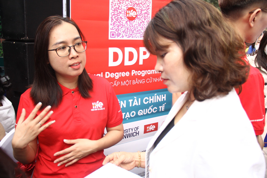 Tại ngày hội tư vấn tuyển sinh, hướng nghiệp, nhiều phụ huynh, học sinh quan tâm đến phương thức xét tuyển có sử dụng chứng chỉ ngoại ngữ. Ảnh: Sỹ Điền