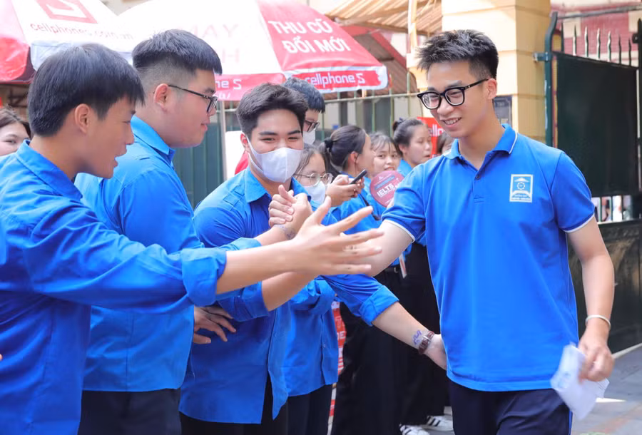 Các đoàn viên Trường THPT Trần Phú (Hoàn Kiếm, Hà Nội) tham gia chương trình Tiếp sức mùa thi năm 2023. Ảnh: Lan Anh