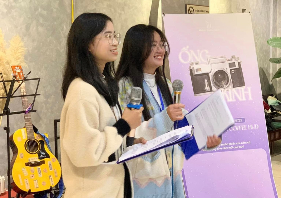 Câu lạc bộ Ghita Trường THPT Mê Linh thu hút đông đảo học sinh tham gia. Ảnh: Lan Anh