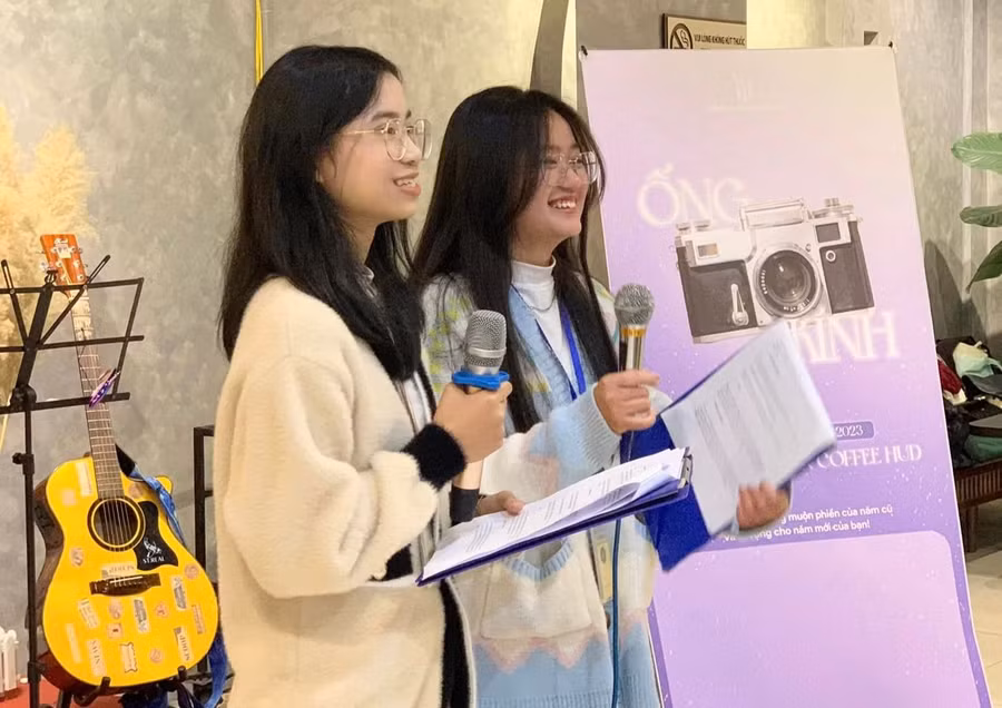 Câu lạc bộ Ghita Trường THPT Mê Linh thu hút đông đảo học sinh tham gia. Ảnh: Lan Anh