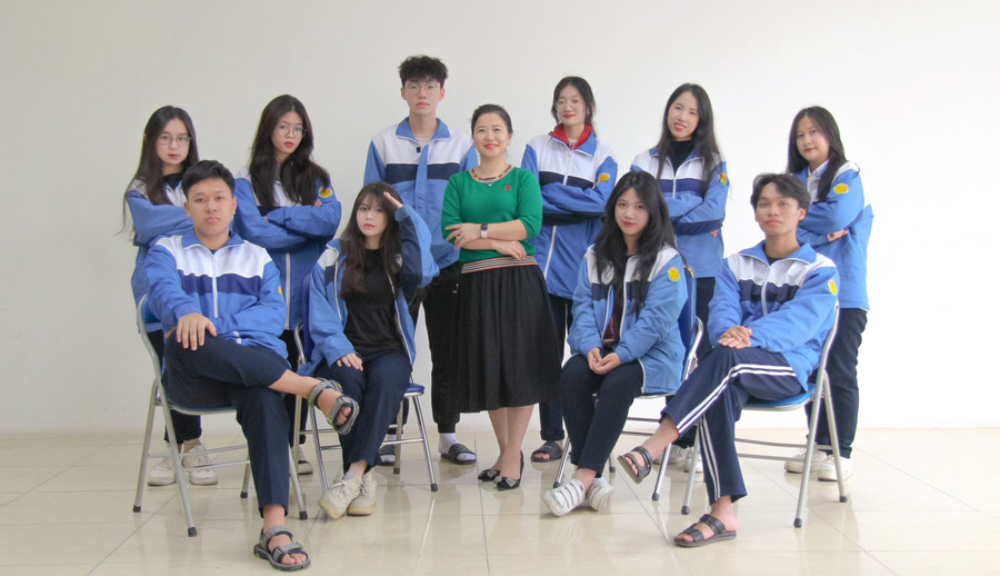 Nguyễn Thị Thủy Tiên (thứ 2 từ phải sang, hàng thứ nhất) cùng đội tuyển học sinh giỏi quốc gia môn Địa lý Trường THPT chuyên Lào Cai. Ảnh: NVCC Nguyễn Thị Thủy Tiên (thứ 2 từ phải sang, hàng thứ nhất) cùng đội tuyển học sinh giỏi quốc gia môn Địa lý Trường THPT chuyên Lào Cai. Ảnh: NVCC