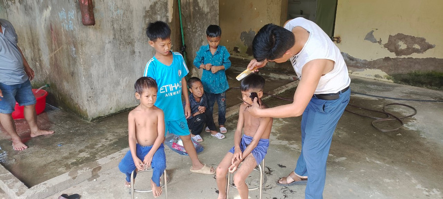 Giáo viên Trường Phổ thông DTBT Tiểu học Pa Ủ sắm vai thợ cắt tóc.