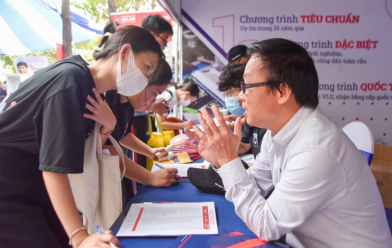 TS Võ Văn Tuấn tư vấn cho học sinh tại ngày hội tư vấn hướng nghiệp.