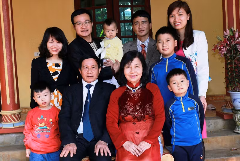 Đại gia đình ông Hà Duyên Sơn cùng con trai, dâu và các cháu.