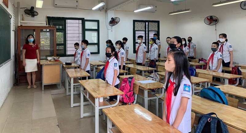 Học sinh Trường THCS Lương Yên (Hai Bà Trưng, Hà Nội) chào cờ trong lớp để đảm bảo thích ứng trong tình hình mới. Ảnh: NTCC Học sinh Trường THCS Lương Yên (Hai Bà Trưng, Hà Nội) chào cờ trong lớp để đảm bảo thích ứng trong tình hình mới. Ảnh: NTCC