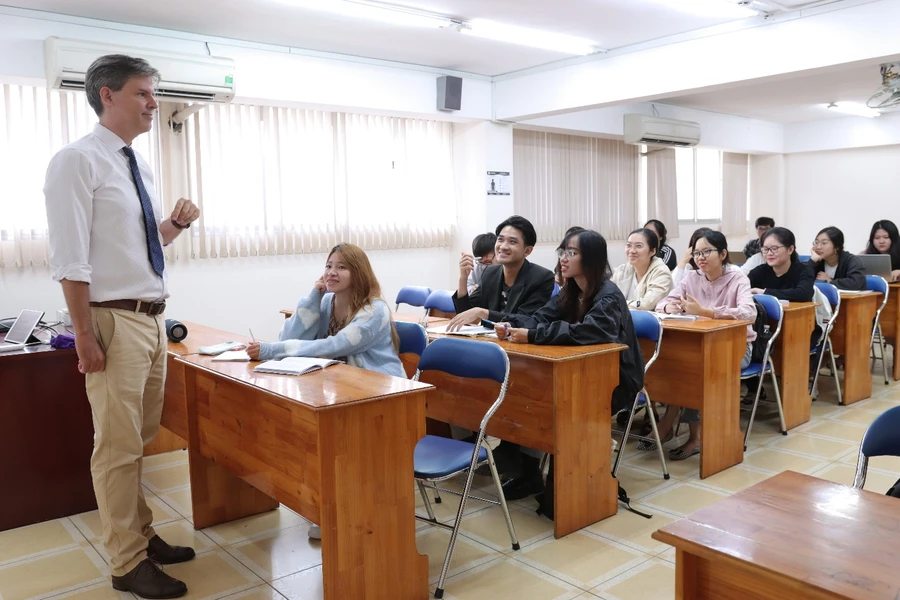 Sinh viên chương trình chất lượng cao trong một lớp học tăng cường tiếng Anh của Trường ĐH Ngân hàng. Ảnh: HUB