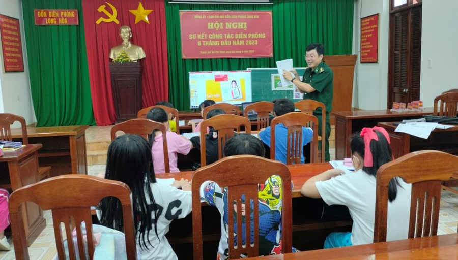 Trung tá Phạm Đức Trọng dạy tiếng Anh cho học sinh. Trung tá Phạm Đức Trọng dạy tiếng Anh cho học sinh.