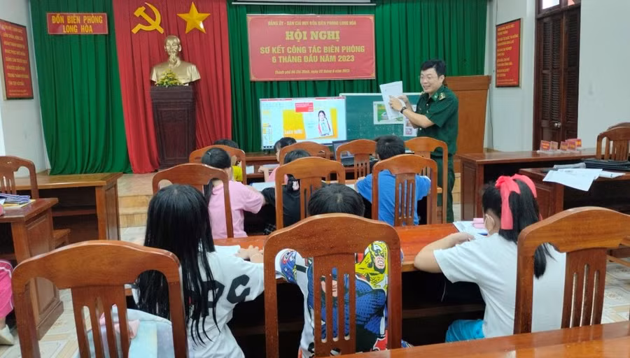 Trung tá Phạm Đức Trọng dạy tiếng Anh cho học sinh.