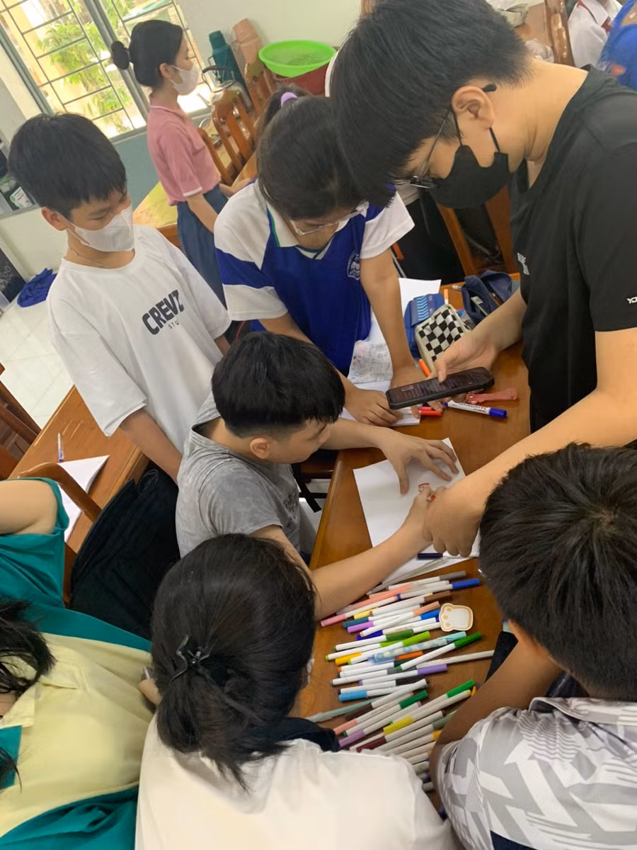 Học sinh Trường THCS Nguyễn Lương Bằng (quận Liên Chiểu, TP Đà Nẵng) tham gia lớp học miễn phí Ghi chép thông minh bằng sơ đồ tư duy trong hè 2023.