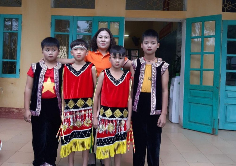Cô giáo La Thị Mây và học trò. Ảnh: NVCC Cô giáo La Thị Mây và học trò. Ảnh: NVCC