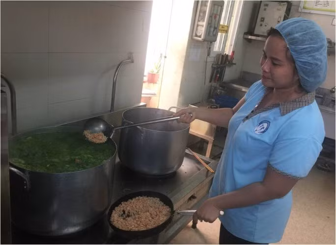 Các món ăn được bảo đảm chế biến đúng theo quy định tại trường MN Bình Minh (Hoàn Kiếm, Hà Nội). Ảnh: NTCC