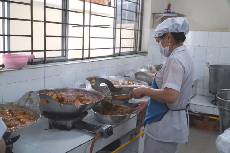 Nhân viên chuẩn bị bữa ăn trưa cho HS Trường TH Võ Trường Toản, quận Ninh Kiều (TP Cần Thơ). Ảnh: Nguyễn Quốc